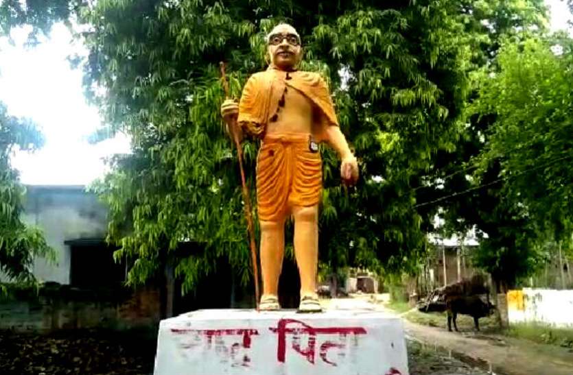mahatma gandhi अब महात्मा गांधी जी की प्रतिमा का रंग भी हुआ भगवा