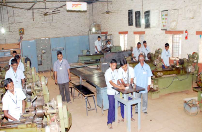 Education,career courses,Engineering college,education news in hindi,engineering courses, 400 से ज्यादा ITI संस्थानों की मान्यता रद्द करने की सिफारिश, सरकार ने साधी चुप्पी!