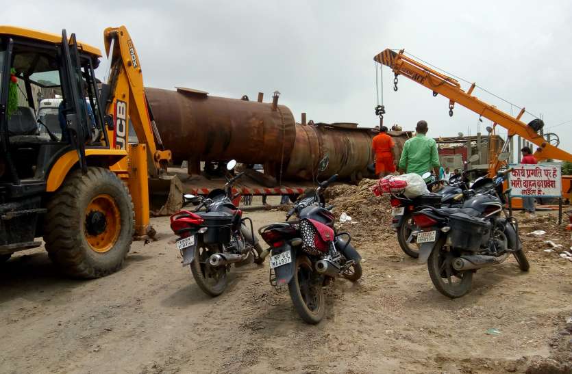 sidhi singrauli national highway bad condition रास्ते में फंसा ट्रक, घंटो जाम रहा बरगवां देवसर मार्ग