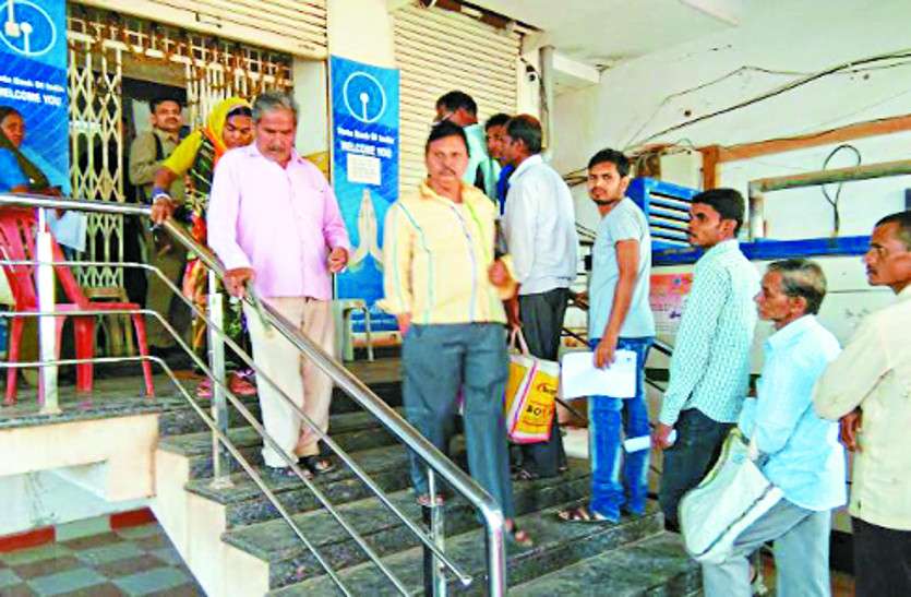cg news बैंकों में हथियार लेकर आना-जाना कर रहे हितग्राही, फिर भी प्रबंधक नहीं दे रहे ध्यान