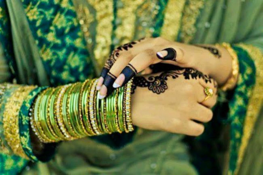 Women Wear Green Clothes and bangles in Sawan for Husband Safety | ...तो महिलाएं इसलिए सावन में पहनती हैं हरी चूड़ियां और हरी साड़ियां | Patrika News