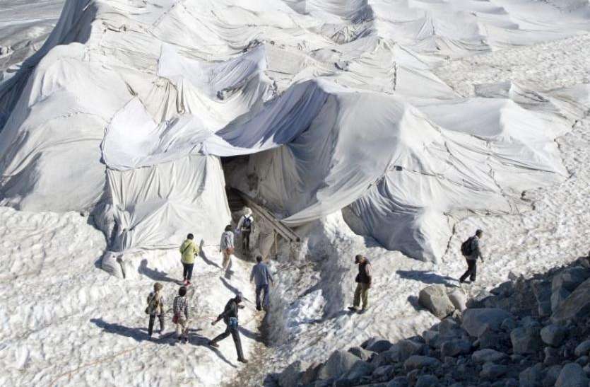 Rhone glacier स्विट्जरलैंड: रोन ग्लेशियर को बचाने की कवायद, पिघलने से रोकने के लिए सफेद कम्बलों से ढंका गया