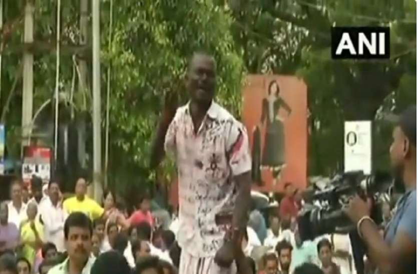DMK party workers करुणानिधि के निधन से शोक में डूबा तमिलनाडु, सदमे में समर्थक