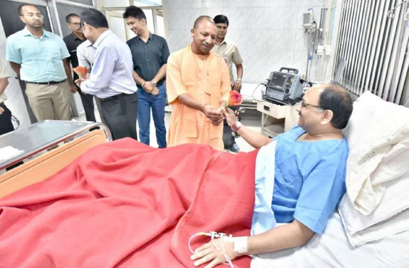 Sidharth nath Singh सिद्धार्थनाथ सिंह के सीने में उठा दर्द, अस्पताल में भर्ती, मिलने पहुंचे सीएम योगी