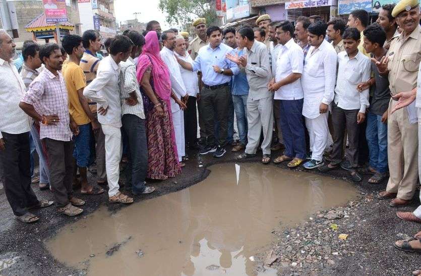 Road breaks मुख्य चौराहे ही बता रहे कितना मॉडल है हमारा शहर!