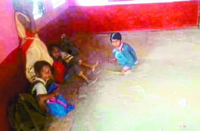 panna school big news in hindi झाड़ू-पोछा करने के बाद कर देते हैं बच्चों की छुट्टी, भगवान भरोसे पन्ना जिले में स्कूल