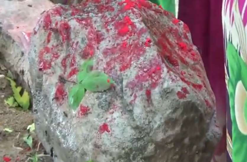 hamirpur यहां मिला पानी में राम के नाम का तैरता हुआ पत्थर, रामसेतु का माना जा रहा हिस्सा, लगी श्रद्धालुओं की भीड़