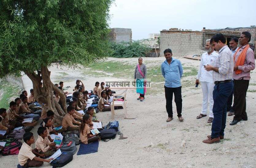 SDM did the school inspection in pali तालाब किनारे एक पेड़ के नीचे बैठकर पढ़ाई करते मिले विद्यार्थी
