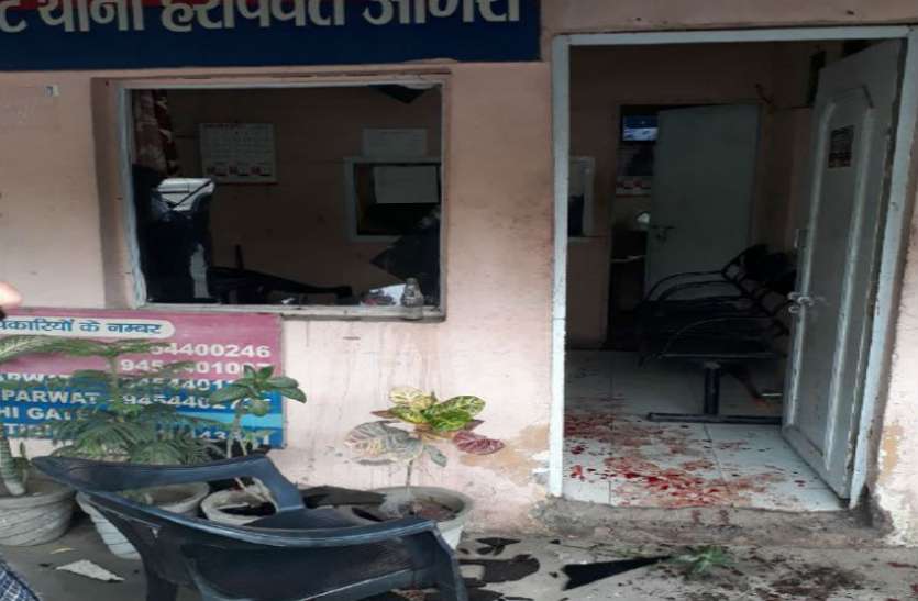 up police यूपी पुलिस के जवान ने पांच रुपये के लिए की इतनी शर्मनाक हरकत, चौकी हुई खून से लथपथ, देखें वीडियो