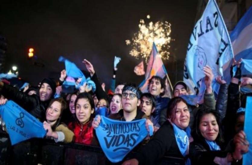 argentina's rejects bill which legalise abortion अर्जेंटीना: संसद में गर्भपात को कानूनी ठहराने वाला विधेयक खारिज, समर्थकों को धक्का
