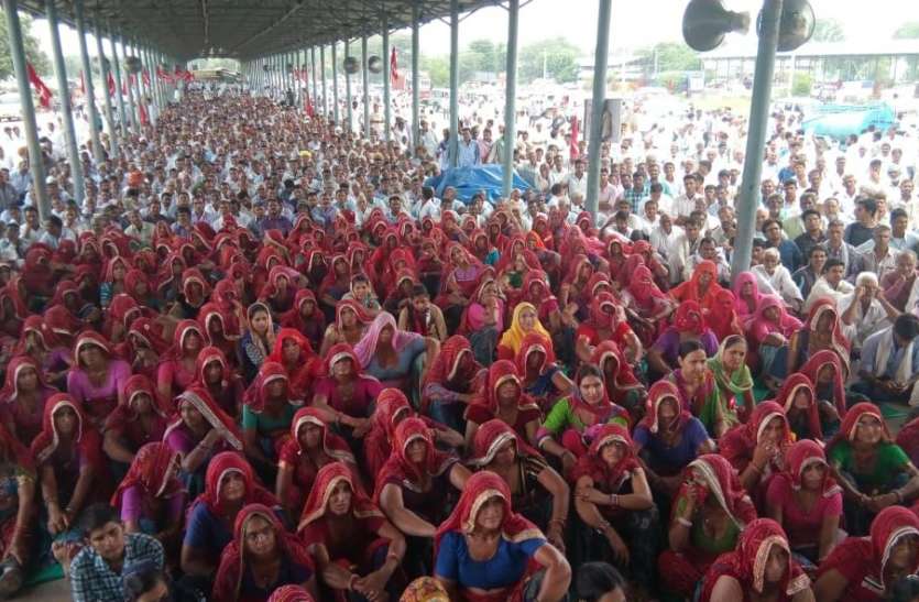 sikar Kisan andolan update Sikar Kisan Andolan Update : सभा कर रहे किसान थोड़ी देर में उठाएंगे बड़ा कदम, बड़ी संख्या में महिला किसान भी हैं साथ