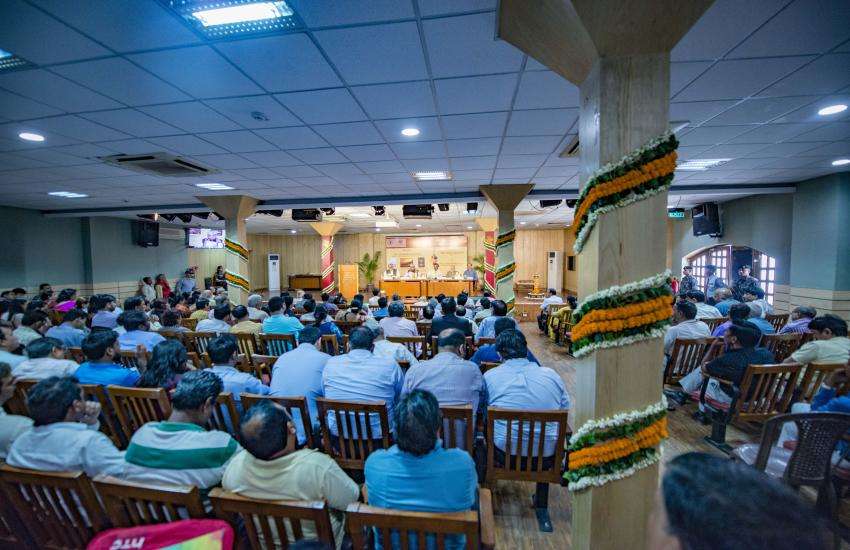पत्रिका के समूह संपादक डॉ. गुलाब कोठारी की पुस्तक का विमोचन के दौरान मौजूद लोग