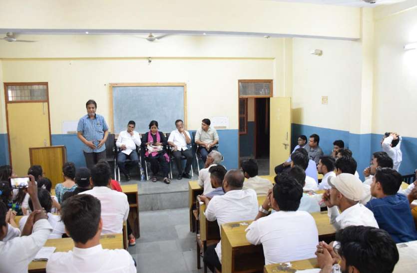 Journalism Seminar In Bundelkhand University Jhansi - 'लोकतंत्र के लिए शुभ  संकेत नहीं हैं ये' | Patrika News