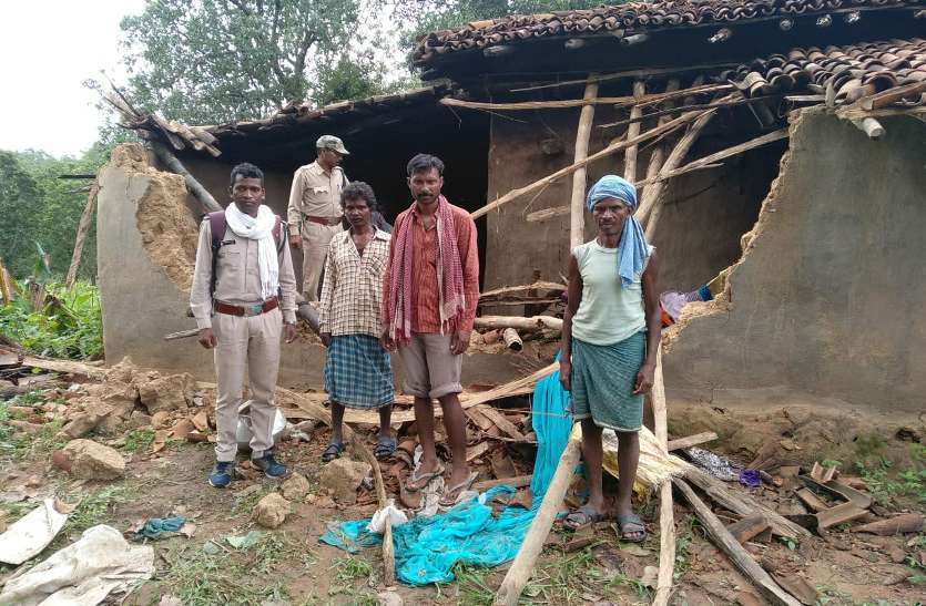 Elephants broken house हाथियों से बचाने वाला कोई नहीं, वन विभाग भी पूरी तरह फेल! फिर 11 परिवार हुए बेघर