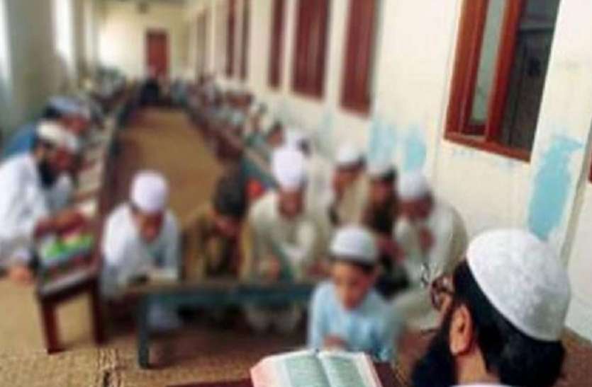 Maulvi, Mada मदरसे में छात्र के साथ मौलवी ने खेला गंदा खेल, पुलिस ने किया गिरफ्तार, हुआ चौंकाने वाला खुलासा