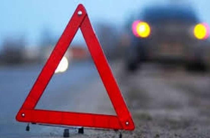 accident तेज रफ्तार कार ने टू व्हीलर को मारी टक्कर, दो महिला घायल