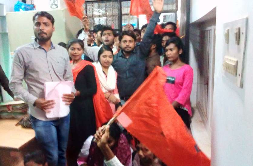 Students protest in SU इस यूनिवर्सिटी के कारनामे तो सुनिए, परीक्षा भी दी पर रिजल्ट में कर दिया अब्सेंट, गुस्साए स्टूडेंट्स ने किया ये- देखें Video