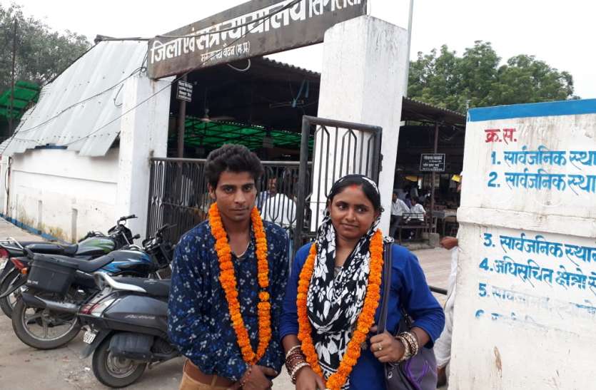 Married woman love neighbor शादीशुदा महिला को पड़ोसी युवक से हुआ प्यार, रचाई शादी