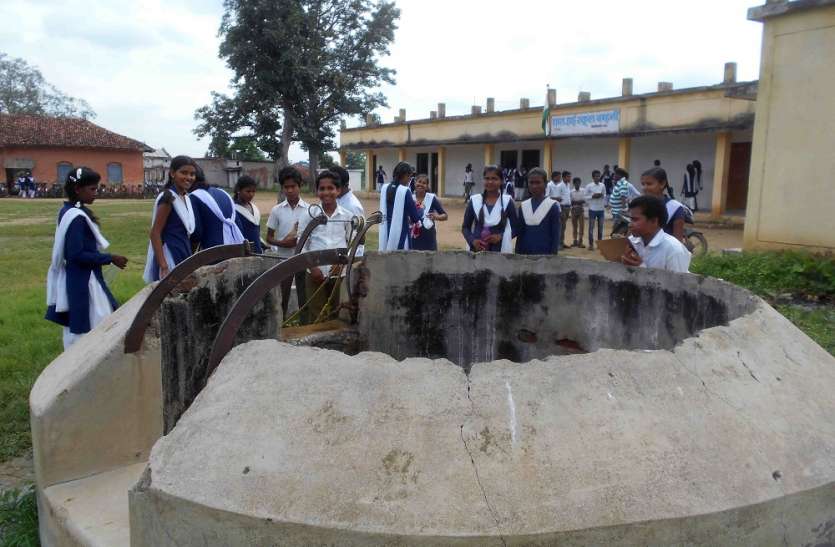 school बच्चे पी रहे दूषित पानी, शौचालय भी नहीं