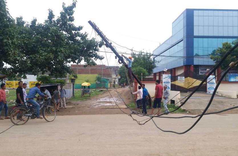 Electric pole heavy vehicle danger accident जरा बच कर चलना, इस शहर में बिजली के खंभों से टकराते हैं भारी वाहन