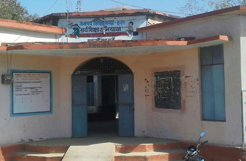 level of education falling in government schools सरकारी स्कूलों मे गिर रहा शिक्षा का स्तर, कम हो रही विद्यार्थियों की संख्या