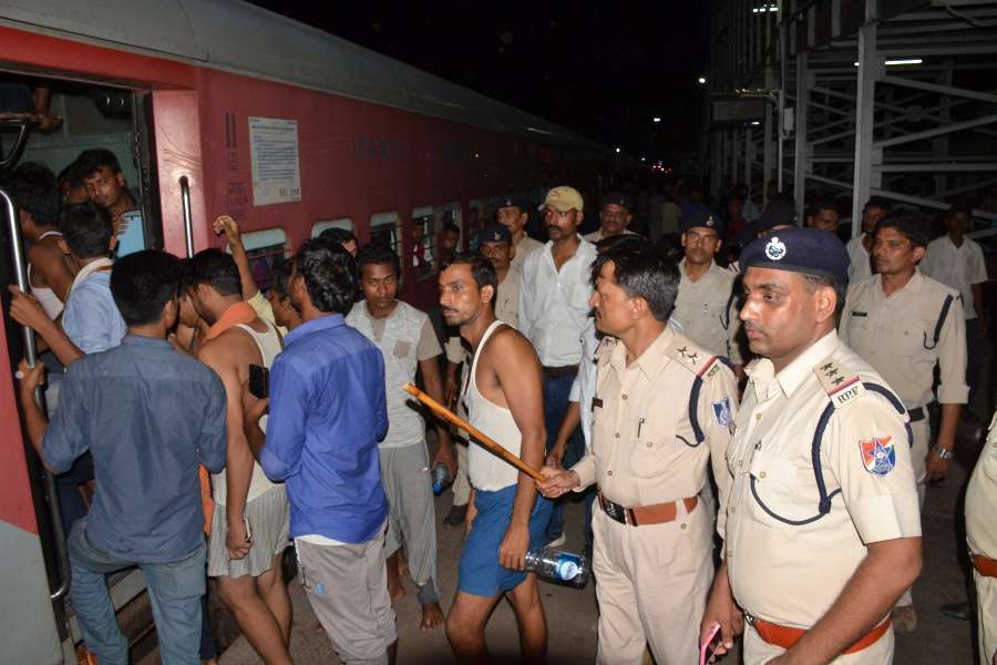 परीक्षा स्पेशल ट्रेन में छात्रों ने मचाई गदर, रेल पुलिस ने दी समझाइस, देखें फोटो में परीक्षा स्पेशल ट्रेन में छात्रों ने मचाई गदर, रेल पुलिस ने दी समझाइस, देखें फोटो में