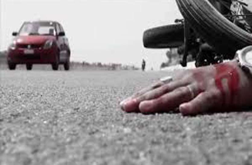 Road accident सचिव के एक हाथ में मोबाइल और दूसरे में था बाइक का एक्सिलेटर, पीछे बैठी थी मां, फिर हो गया बड़ा हादसा