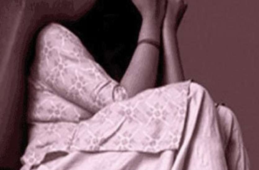 wife पति ने पहले दोस्त से शारीरिक संबंध बनाने का डाला दबाव, नहीं मानी पत्नी तो इस पार्ट पर बेलन से किया हमला