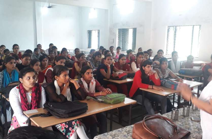 AT KT Miserable girls angry judges एटी-केटी आने से दुखी छात्राएं न्यायाधीशों के सामने बिलख पड़ी