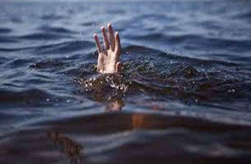Child death drowning in rainy drain in bhilwara भाई के साथ पिकनिक स्पॉट पर जा रहे छात्र की बरसाती नाले में डूबने से मौत