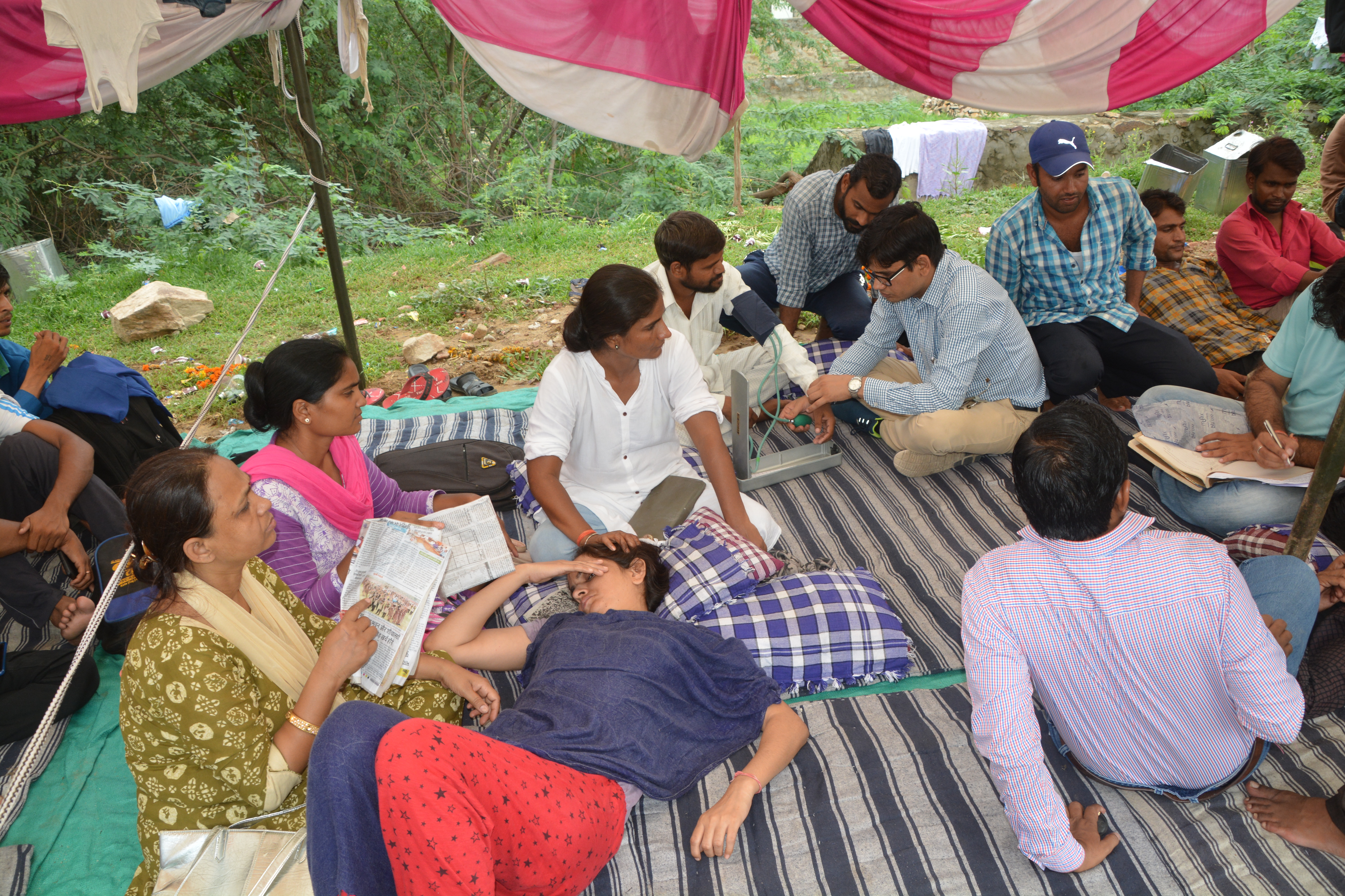hunger strike continue तबीयत बिगड़ी तो अस्पताल में चढ़वाई ड्रिप, वापस आकर बैठ गए अनशन पर