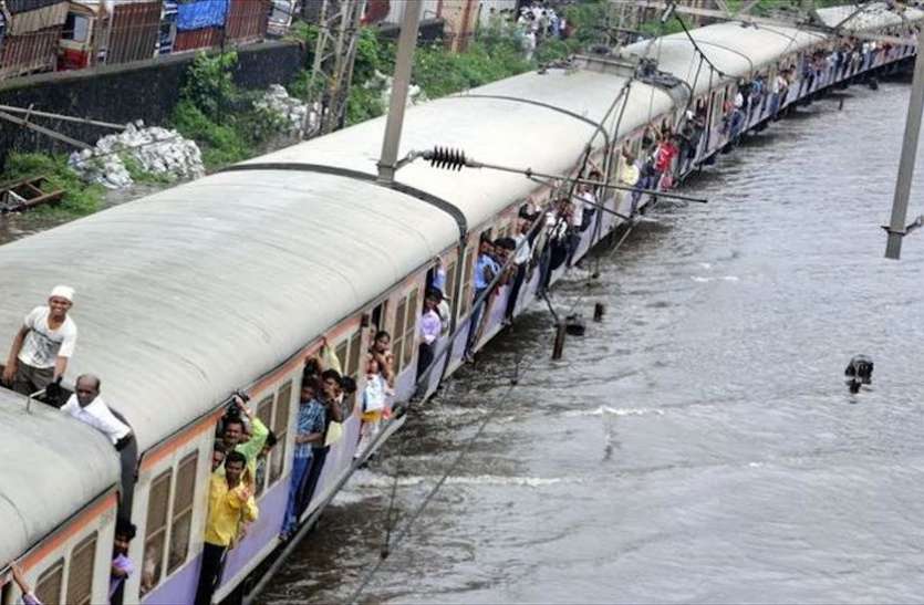 train late बारिश और मरम्मती कार्यों के कारण ट्रेनों का टाइम टेबल बिगड़ा, काफी विलंब से चल रही हैं गाड़ियां