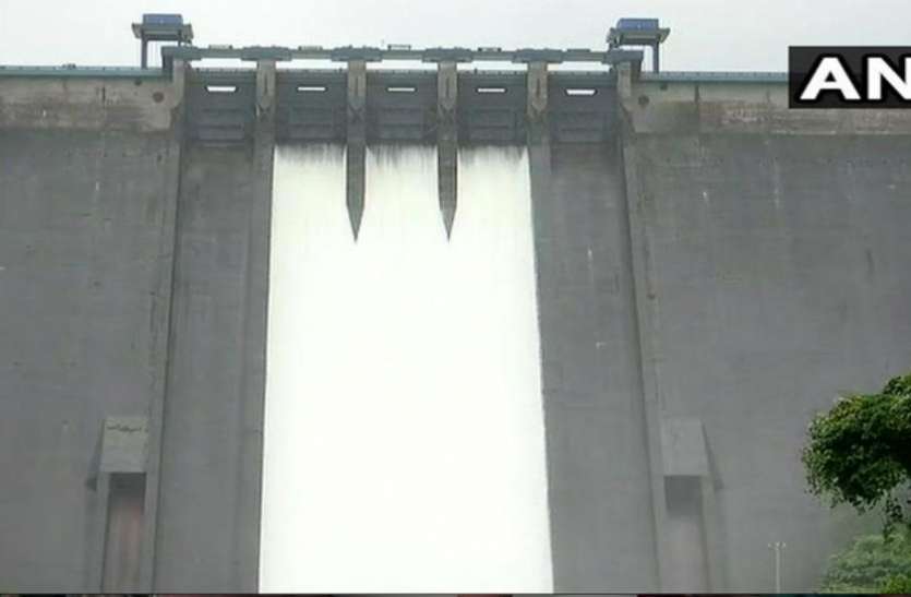 Dam केरल: बाढ़ में जान गंवाने वाले लोगों के परिजनों को 4 लाख और घर बनाने के लिए 10 लाख मुआवजे की घोषणा