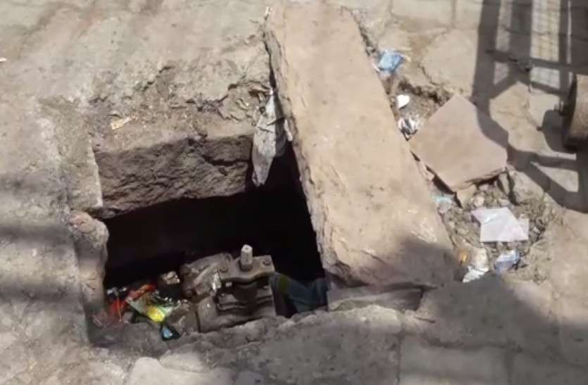 pot holes on roads of nagaur नागौर में हादसों को न्यौता दे रहे खुले चेम्बर, जिम्मेदार बेखबर