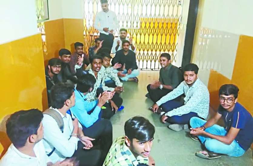Many students suffering from the admissions process in the refuge of other universities प्रवेश प्रक्रिया से त्रस्त कई विद्यार्थी अन्य विश्वविद्यालयों की शरण में