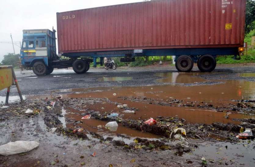 road गड्ढों में ढूंढनी पड़ रही सड़क, हाईवे पर निकलना बना खतरा