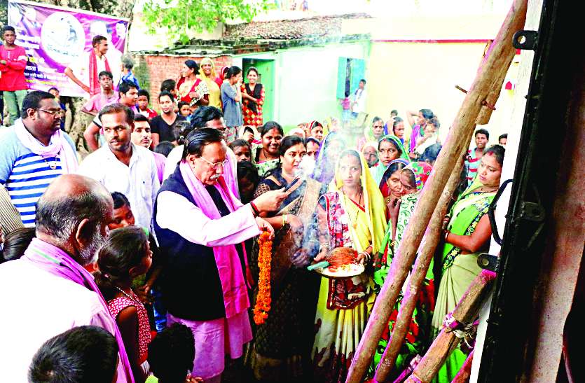 hareli बेलतरा में हरेली मनाकर खेत चलो अभियान का समापन, बांटी मिठाई