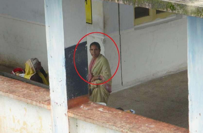 District Hospital, Neurotic, Doctor, Patient, Health Minister, CM, PM जिला अस्पताल में विक्षिप्तों की धमाचौकड़ी
