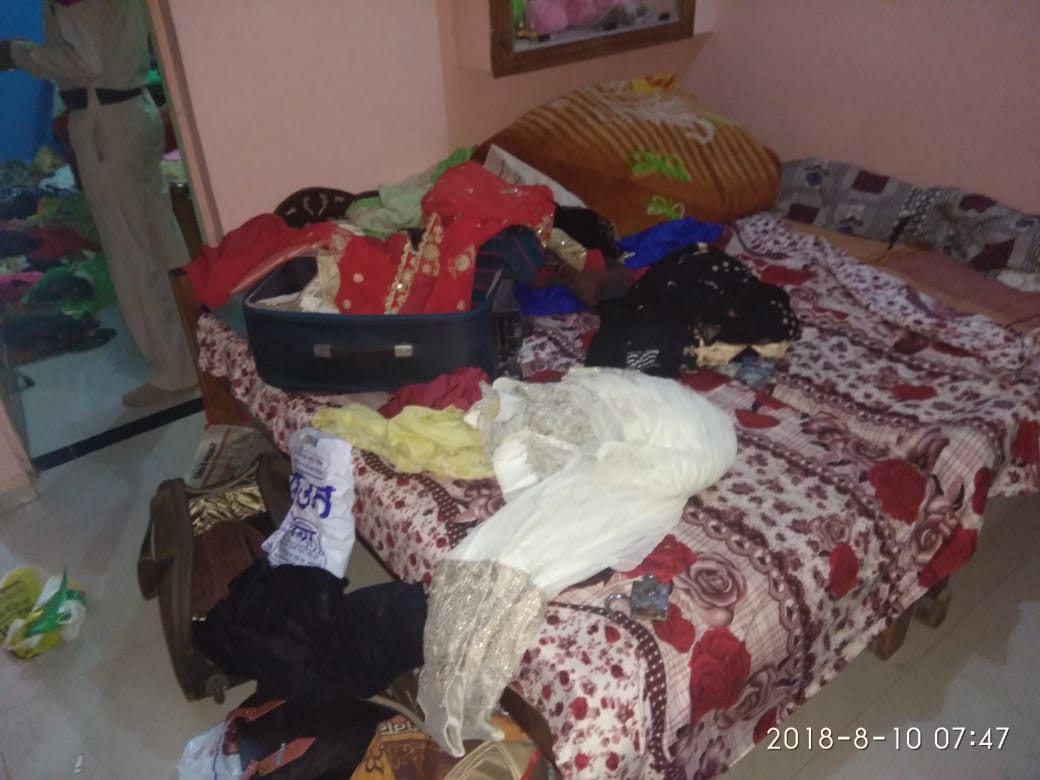 Thieves steal millions of thieves सूने घर से चोरों ने की लाखों की चोरी