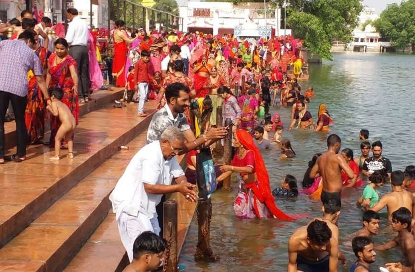 Hariyali amavashya कपिल सरोवर में लगाई आस्था की डुबकी