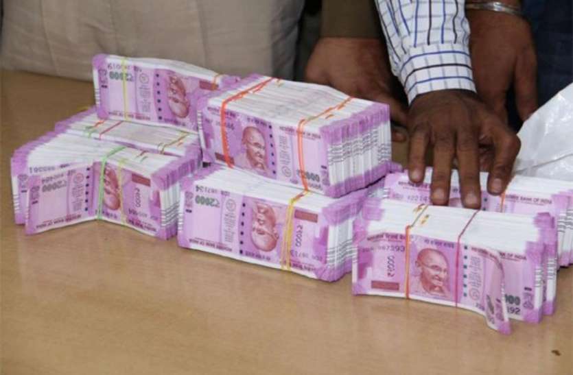 dost 10वीं में पढ़ने वाले छात्र ने दोस्तों को बांट दिए 46 लाख रुपये, पूरा मामला जान पैरों तले खिसक जाएगी जमीन