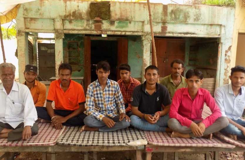 jan-jan kee aavaaj, hathadharmita chhodo sarakaar जन-जन की आवाज, हठधर्मिता छोड़ो सरकार