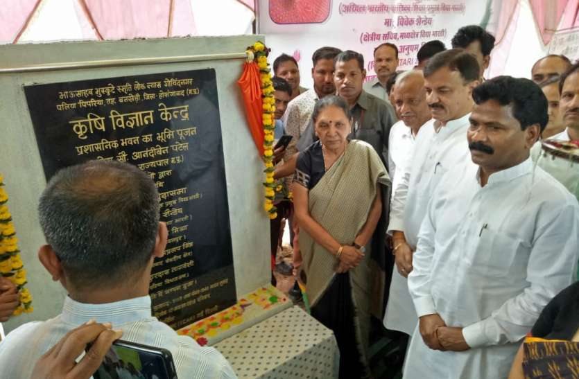 anandiben patel governor राज्यपाल ने किया छात्रावास भवन का लोकार्पण, मोमेंटो में मिली यह खास चीज