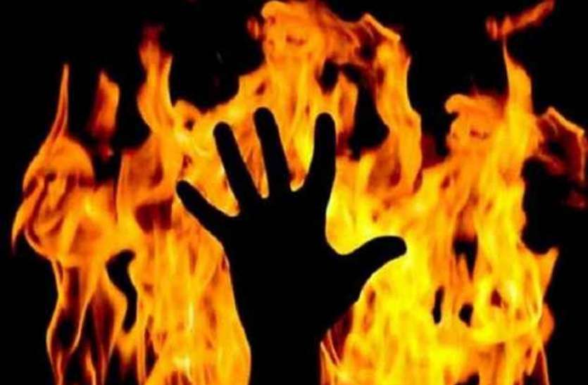 ablaze latest news अभी ठेकेदार के जिंदा जलने का मामला ठंडा भी नहीं पड़ा कि नशे में धुत्त युवती ने कर डाली ये हरकत