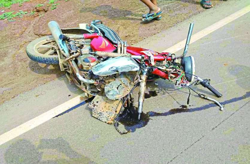 accident news ट्रक और बाइक की हुई जबरदस्त भिड़ंत से उड़ गए परखच्चे, 2 की दर्दनाक मौत