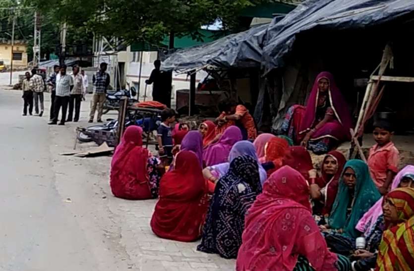 nathdwara accident नाथद्वारा में सड़क के पास सो रहे 5 लाेगाें पर चढ़ाई कार, परिवार में मचा कोहराम
