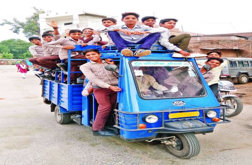 25 to 30 children in the a tempo for Parade Practice परेड प्रेक्टिस के लिए टेम्पो में 25 से 30 बच्चे ठूंस कर ला रहे