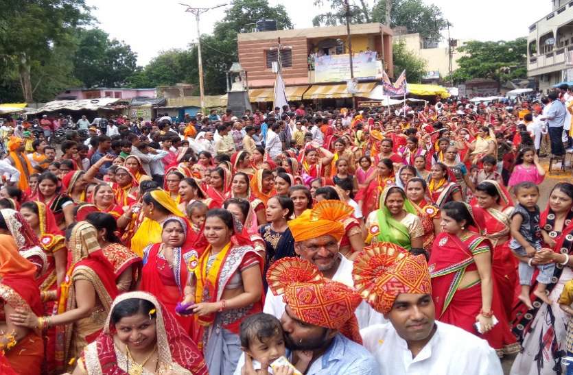 alirajpur दुर्गादास राठौर की जयंती पर चल समारोह निकाला, देश भक्ति के गीतों पर जमकर थिरके समाजजन