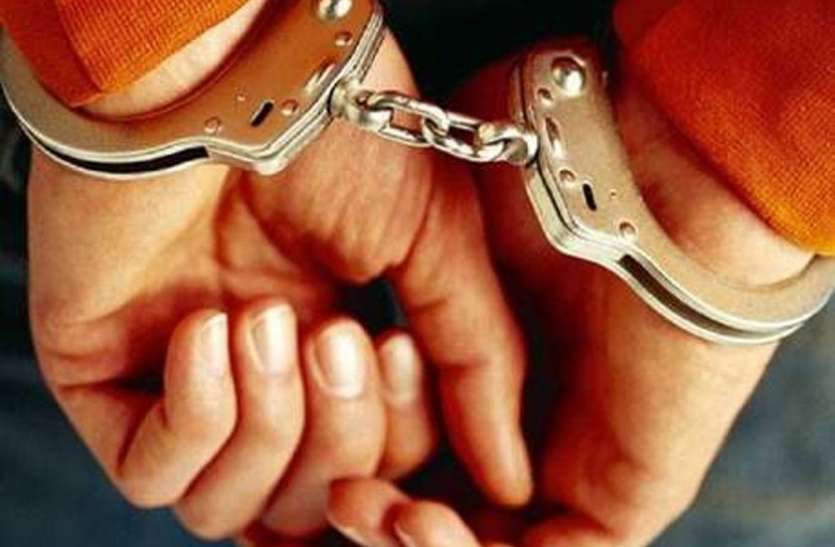 arrest ब्लैकमेल करने के आरोप में युवती समेत 3 गिरफ्तार