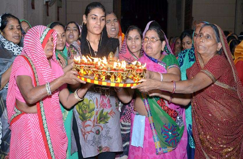Lord Shantinath's Aarti 48 श्लोकों के मंत्रोच्चार के साथ 48 दीपों को से की भगवान शान्तिनाथ की आरती
